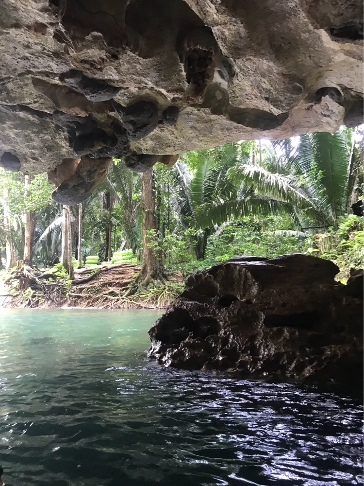 belize nohoch che 39 en caves branch cave tubing excursion assist someone with