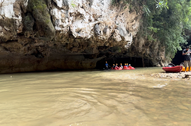 Belize Nohoch Che'en Caves Branch Cave Tubing Excursion with Lunch Worth the Trip!