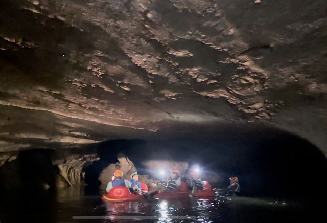 Belize Nohoch Che'en Caves Branch Cave Tubing Excursion with Lunch Worth the Trip!