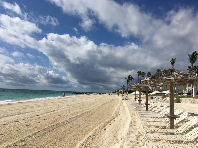 Freeport Prop Club Beach Bar and Grill at Grand Lucayan Day Pass Beautiful beach, pool, and facilities - loved it!