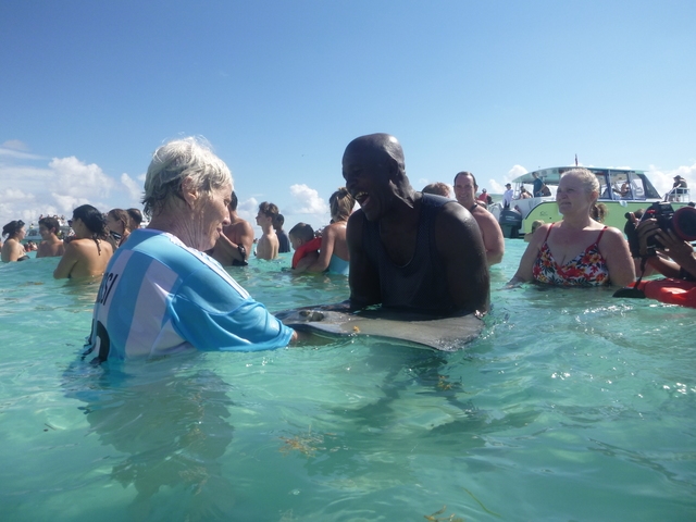 Grand Cayman Stingray City, Coral Gardens, and Starfish Snorkel Super Combo Excursion Nightmare crowd scene - not worth it