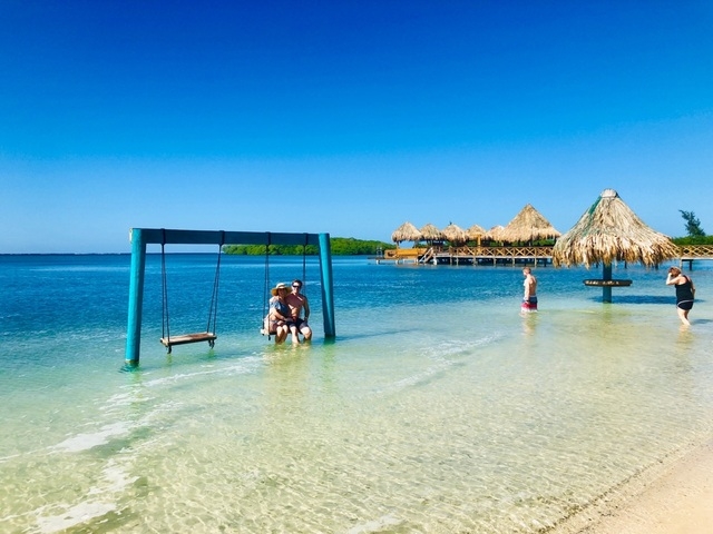 Roatan Discover SCUBA Diving Excursion for Beginners with Boat Dive amazing time!
