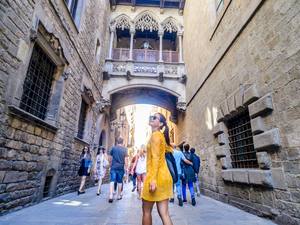 Barcelona Old Town Walk, Helicopter and Waterfront Boat Sightseeing Excursion