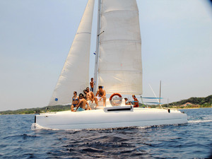 Roatan Catamaran Sail and Snorkel Excursion