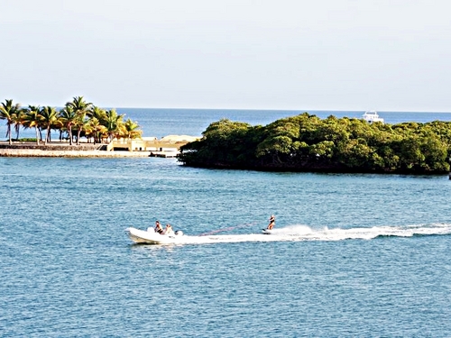 Roatan Honduras beach resort day Excursion Booking
