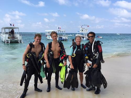 Roatan  Honduras Certified Diving Tour Reservations